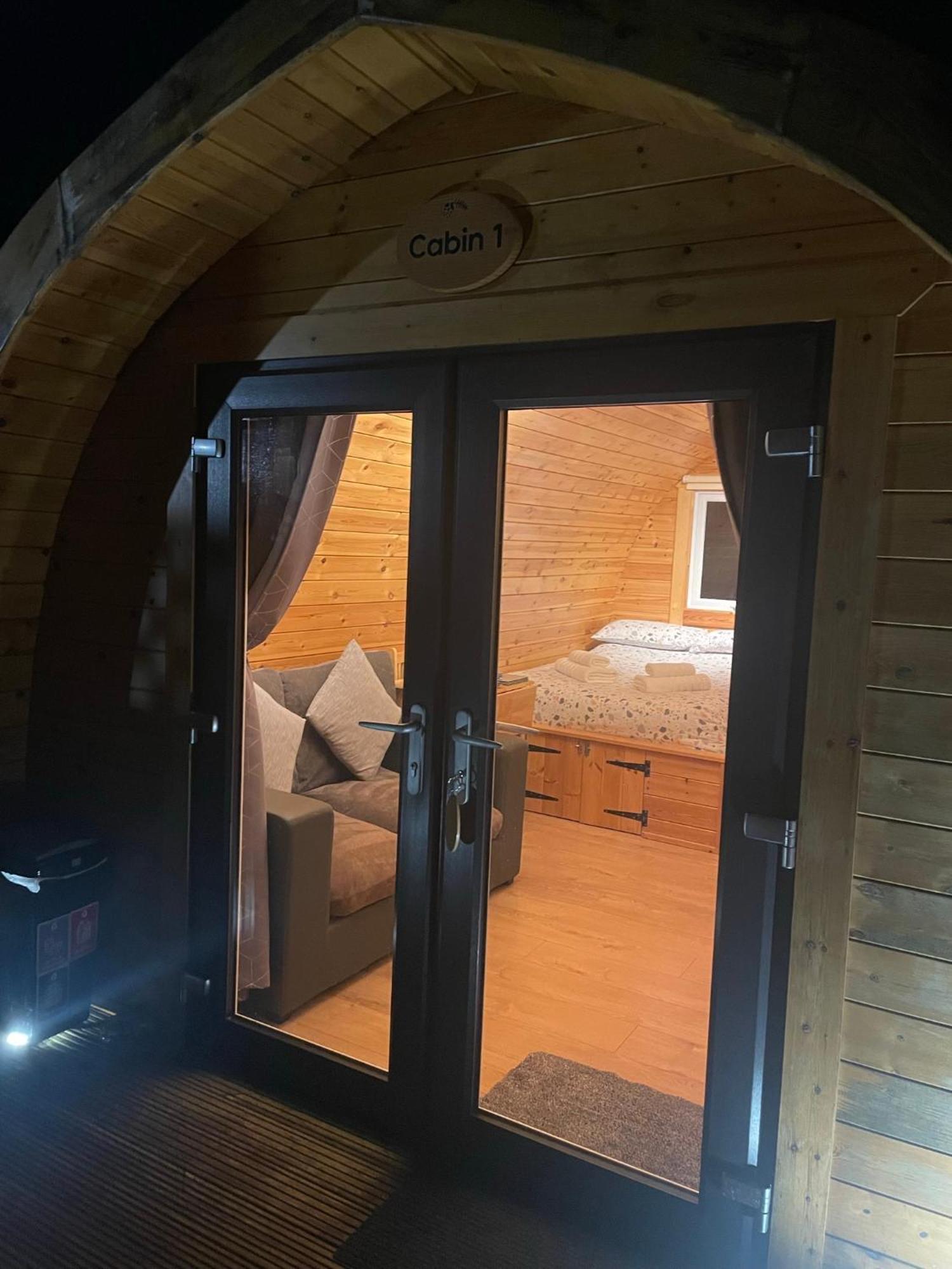 Conifer Cabins Fort William Exterior foto